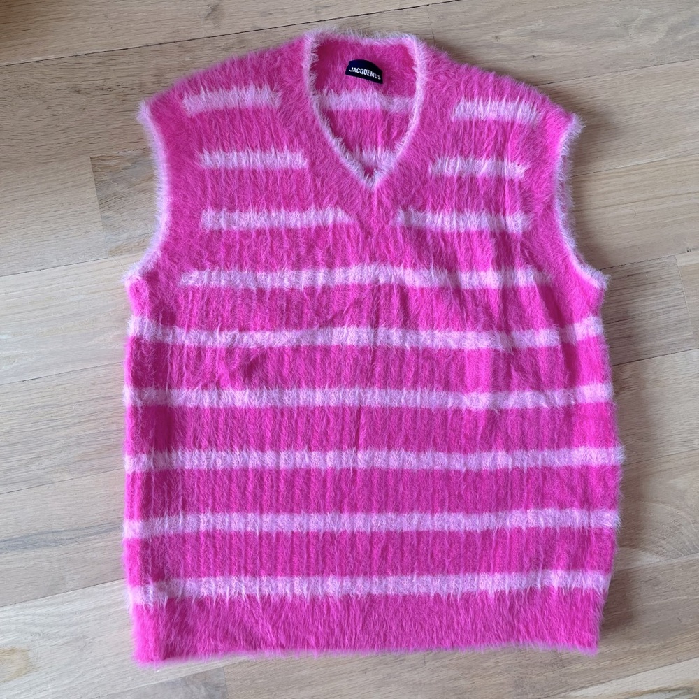 Jacquemus Le Gilet Neve Fuzzy Sweater Vest in striped pink